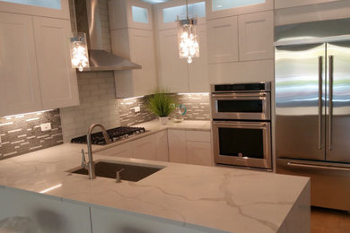 Kitchen - modern kitchen idea in Chicago