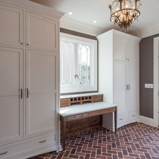 Idéer för vintage hallar, med bruna väggar, tegelgolv och rött golv