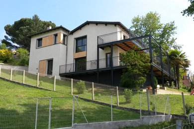Exemple d'une façade de maison tendance.