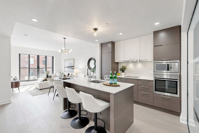 Inspiration for a mid-sized contemporary kitchen pantry remodel in Toronto