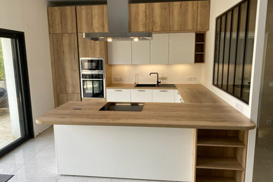 Medium sized modern u-shaped open plan kitchen in Bordeaux with a submerged sink, ceramic flooring and an island.