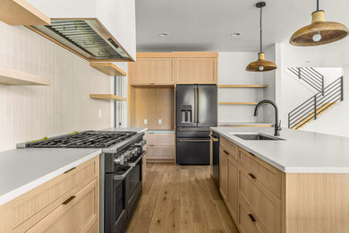 Kitchen - modern kitchen idea in Portland