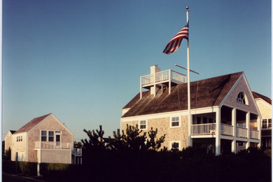 Foto de fachada costera grande con revestimientos combinados y tejado de teja de madera