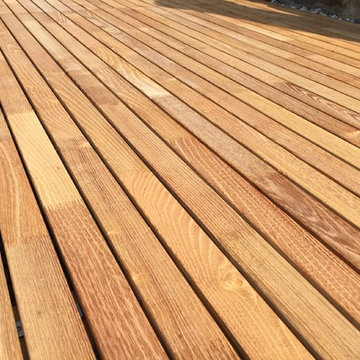 Mediterrane Poolterrasse aus edlem Robinienholz in Erlangen