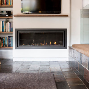 Wohnzimmer mit Schieferboden und verputzter Kaminumrandung Ideen