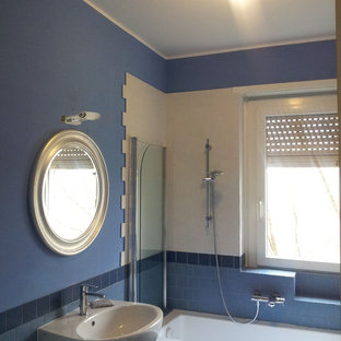 Foto di una piccola stanza da bagno padronale moderna con vasca da incasso, vasca/doccia, piastrelle multicolore, piastrelle in ceramica, lavabo a colonna, pavimento turchese, porta doccia a battente, pareti blu e pavimento con piastrelle in ceramica