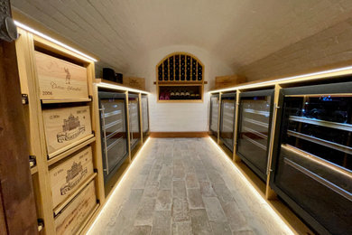 Idée de décoration pour une cave à vin tradition de taille moyenne avec un sol en brique et un sol gris.
