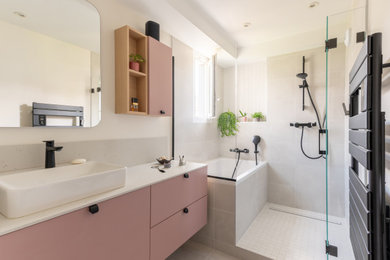 Idée de décoration pour une petite salle de bain design avec un plan de toilette en terrazzo et meuble simple vasque.