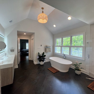 Spacious & Contemporary Bathroom