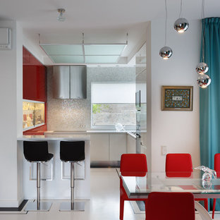 На фото: гостиная-столовая в современном стиле с белыми стенами и белым полом с