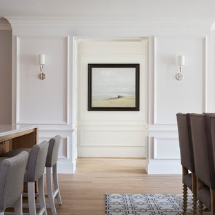 Offenes, Mittelgroßes Klassisches Esszimmer mit grauer Wandfarbe, hellem Holzboden, Kamin und Kaminsims aus Stein in Minneapolis