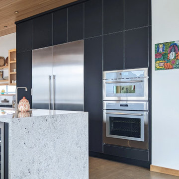 Dramatic Black: An Individual Kitchen