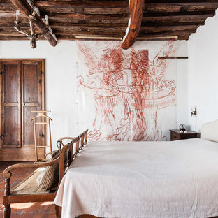 Inspiration pour une chambre rustique avec un mur blanc, un sol en carreau de terre cuite et un sol rouge.