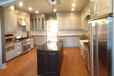 Kitchen - kitchen idea in Chicago