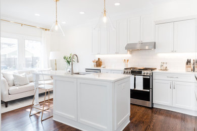 ワシントンD.C.にある高級な小さなトランジショナルスタイルのおしゃれなアイランドキッチン (白いキャビネット、珪岩カウンター、白いキッチンパネル、無垢フローリング、茶色い床、白いキッチンカウンター) の写真
