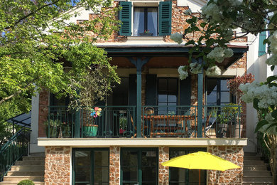 Photo of a country patio in Paris.