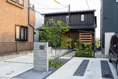 Idee per la facciata di una casa nera a due piani con rivestimento in legno, copertura in metallo o lamiera e pannelli e listelle di legno