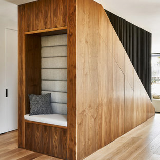 Gerade, Mittelgroße Moderne Holztreppe mit Holz-Setzstufen, Stahlgeländer und Wandpaneelen in Los Angeles