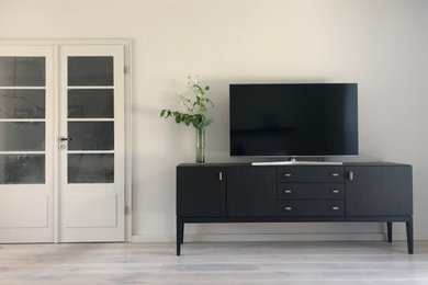 Mittelgroßes, Offenes Modernes Wohnzimmer mit grauer Wandfarbe und freistehendem TV in Düsseldorf
