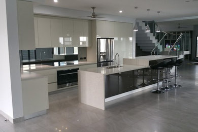 Large contemporary home design in Darwin.