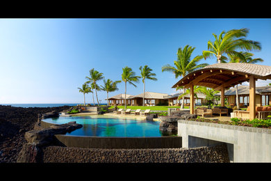 ハワイにあるトロピカルスタイルのおしゃれな住まいの写真
