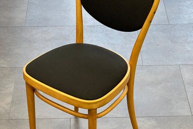 8 Thonet Stühle neu in Stoff bezogen