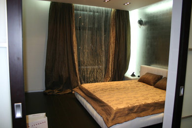 На фото: хозяйская спальня в современном стиле с темным паркетным полом