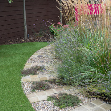 York Green sandstone setts interspersed with gravel and creeping sedum.