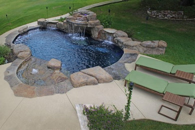 Example of a backyard kidney-shaped pool design in Austin