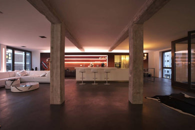 Geräumiges Industrial Wohnzimmer im Loft-Stil mit Hausbar, weißer Wandfarbe, Betonboden, grauem Boden und freigelegten Dachbalken in Berlin