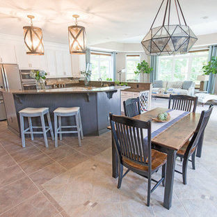 Offene, Große Industrial Küche in L-Form mit Doppelwaschbecken, Schrankfronten im Shaker-Stil, gelben Schränken, Granit-Arbeitsplatte, Küchenrückwand in Braun, Rückwand aus Travertin, Küchengeräten aus Edelstahl, Keramikboden, Kücheninsel, grauem Boden und grauer Arbeitsplatte in Washington, D.C.
