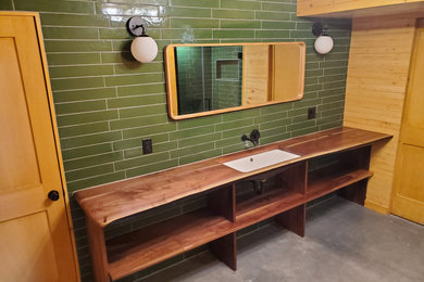 Foto de cuarto de baño único y a medida rústico con ducha empotrada, baldosas y/o azulejos verdes, baldosas y/o azulejos de cerámica, paredes verdes, lavabo bajoencimera y encimera de madera