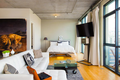 Example of an urban living room design in San Diego