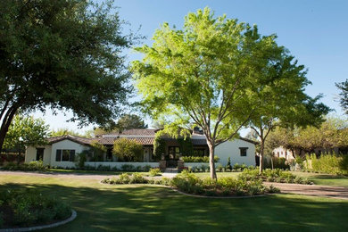 Photo of a transitional front yard landscaping in Orange County.