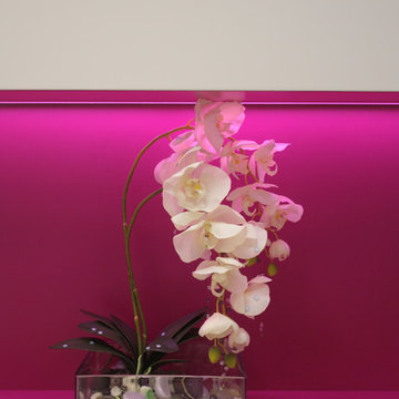 Композиция с белыми орхидеями в низкой стеклянной вазе