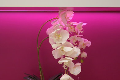 Композиция с белыми орхидеями в низкой стеклянной вазе