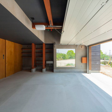 高台に建つガレージハウス