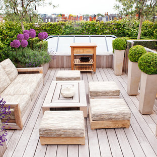 ロンドンのコンテンポラリースタイルのおしゃれな屋上のデッキ (日よけなし、コンテナガーデン) の写真