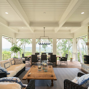 シンシナティの大きいトラディショナルスタイルのおしゃれな裏庭のデッキ (ファイヤーピット、張り出し屋根) の写真