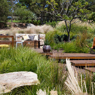 Idee per un ampio patio o portico moderno dietro casa con graniglia di granito e nessuna copertura