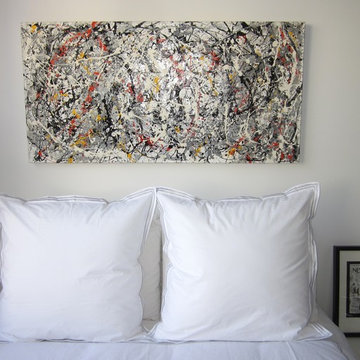 Manhattan pied-à-terre faux Jackson Pollock over bed