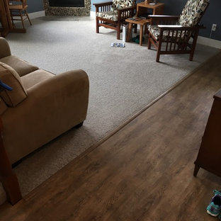 Idéer för att renovera ett funkis vardagsrum, med blå väggar, vinylgolv, en öppen hörnspis och en spiselkrans i sten