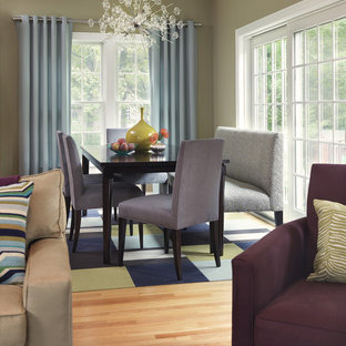 ボストンのトランジショナルスタイルのLDKの画像 (ベージュの壁、淡色無垢フローリング、暖炉なし)