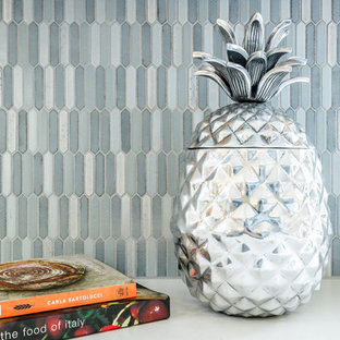 Неиссякаемый источник вдохновения для домашнего уюта: большая угловая кухня в стиле современная классика с кладовкой, фасадами в стиле шейкер, синими фасадами, столешницей из дерева, синим фартуком, фартуком из керамической плитки, техникой под мебельный фасад и островом