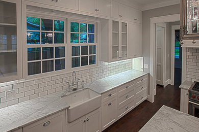 Kitchen - traditional kitchen idea in Austin