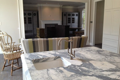 Example of a classic kitchen design in Austin