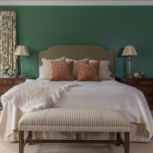 Foto de dormitorio clásico con paredes verdes, moqueta y suelo beige