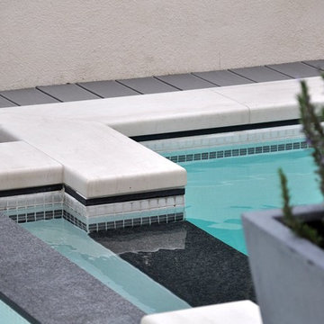 Piscine et appuis fenêtre extérieurs à Le Castellet
