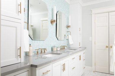 Источник вдохновения для домашнего уюта: ванная комната в стиле неоклассика (современная классика) с белыми фасадами, ванной в нише, душем над ванной, раздельным унитазом, разноцветной плиткой, плиткой мозаикой, полом из мозаичной плитки, врезной раковиной, столешницей из искусственного кварца, серым полом, душем с раздвижными дверями, серой столешницей, тумбой под две раковины, встроенной тумбой и фасадами с утопленной филенкой