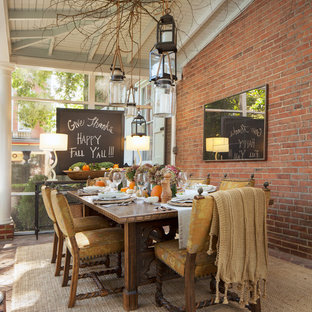 Uriges Esszimmer mit Backsteinboden in Philadelphia